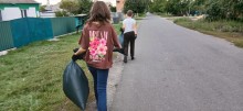 Діти з Донеччини під час прибирання сміття у межах екомарафону «Чисті серця - чиста планета»