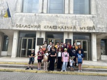 Спільне фото дітей біля фасаду краєзнавчого музею у місті Черкаси.