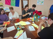 У осередку підтримки мешканців Бахмутської громади «З Бахмутом у серці. Одеса» діти та дорослі створюють авторські іграшки, де учасники розкрили свій творчий потенціал, кмітливість, фантазію.