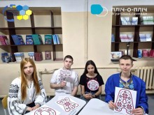 Школярі у вишиванках тримають літери, розмальовані під вишиванку