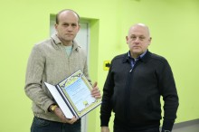 Юрій Винокуров та працівник ЖКГ, який тримає почесну грамоту.