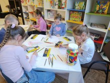 Діти, вихованці Донецького обласного центру туризму та краєзнавства, малюють під час заняття у Студії образотворчого мистецтва.