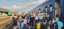 Група дітей Миколаївської громаи біля потягу
