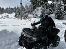 Катання на квадроциклах. Поруч сніг та смереки.