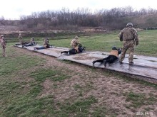 У польових умовах учасники відпрацьовують тактичні дії, пересування, взаємодію в групах, організацію спостереження та алгоритми реагування на умовні загрози.