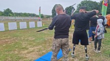 Ветерани під час стрільби з лука у межах програми відновлення