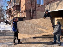 Благодійна організація благодійний фонд «ЯНГОЛИ СПАСІННЯ» та «ADRA Україна» забезпечують населення, яке постраждало внаслідок військових дій продуктовими наборами, будівельними матеріалами та питною водою