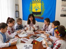 Моделювання вишиванок – цікавий захід до  Дня вишиванок, в якому беруть участь  діти з Донеччини