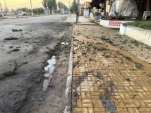 Пошкоджена будівля та проїжджа частина перед нею