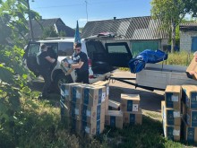 Чоловіки розвантажують автівку з коробками гуманітарної допомоги