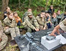 Навчання з основ управління дроном. Молодь Донеччини уважно слухає інструктора, опановуючи сучасні технології, що використовуються в оборонній сфері.