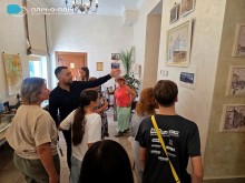 Відвідувачі роздивляються картини