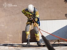 Рятувальник Донеччини на практичному навчанні з порятунку людини з висоти