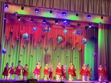 Благодійний концерт, на сцені дівчата у концертних костюмах.