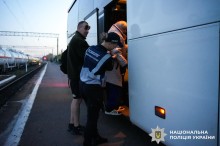 Представники служб зустрічають евакуйованих донеччан