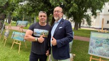Художник Сергій Сметанкін з представником посольства Бельгії.