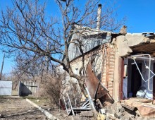 Пошкоджений будинок після ворожого обстрілу