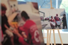 Фотовиставка. На фотографіях висвітлено надання першої медичної допомоги працівниками Червоного хреста.