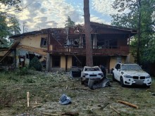 Автівки та будівля, які отримали пошкодження через обстріл росіян.