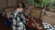 Вихованка Донецького обласного центру туризму та краєзнавства працює над виготовленням окопної свічки.