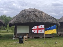 Прапори Грузії та України біля хати в музеї «Козацькі землі України»