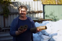 Жінка тримає в руках твердопаливні брикети