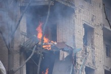 Пожежа в пошкодженому ворожим обстрілом будинку