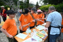 Діти займаються творчістю