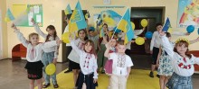 Діти-переселенці беруть участь у танцювальному флешмобі