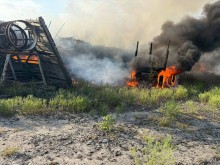Будівельна техніка палає після ворожого удару