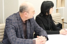 Представники адміністрації та громади сидять за столом.