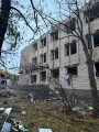 Багатоповерхова будівля, зруйнована ворожим обстрілом