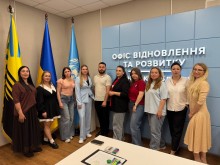 Фінальне фото з фокус-групи в місті Дніпро, де учасники підсумували обговорення та сформували спільне бачення майбутньої програми. Захід об’єднав молодь з різних громад Донеччини, що прагне бути залученою до формування молодіжної політики
