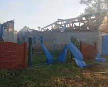 Зруйнована будівля та пошкоджений паркан