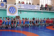 Учасники XIV Відкритого турніру з греко-римської боротьби пам’яті Геннадія Узуна тримають руки на грудях під час виконання державного гімну України