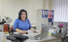Учасниця круглого столу за ноутбуком