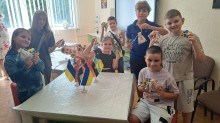 Діти під час майстер-класу «Дотик до минулого» демонструють вироби, які створили власноруч