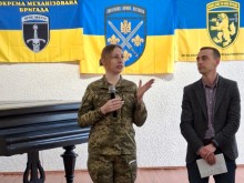 Військова з мікрофоном зі вступним словом звернулась до присутніх