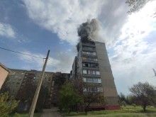 Пожежа в пошкодженій багатоповерхівці після ворожої атаки