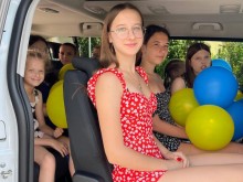 Діти сидять в новій машині