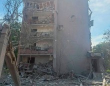 Зруйнована багатоповерхівка після ворожого обстрілу