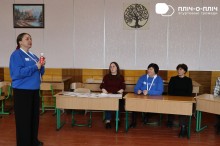 Учасники тренінгу сидять за столом.