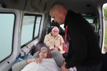 Жінок похилого віку евакуюють спеціалізованим автомобілем для перевезення лежачих