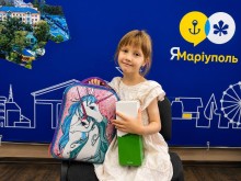 Майбутній першокласниці з Донецької області подарували рюкзак з канцелярським приладдям у центрі підтримки переселенців «ЯМаріуполь»