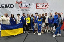 Пауерліфтери Донецької області з медалями чемпіонату світу у Варшаві тримають прапор України
