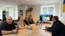 Представники влади проводять зустріч з ветеранами з Мангушської громади