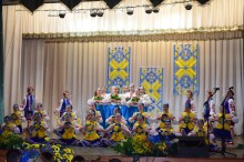 Перший культурно-мистецький фестиваль, артисти на сцені у народному вбранні.