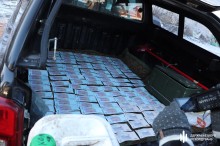 Грошові банкноти, лежать у багажнику автомобіля.