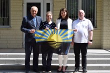 Начальниця Старомлинівської сільської військової адміністрації Альона Лєфтєрова та Софіївський селищний голова Петро Сегедій.разом з колегами тримають прапор України