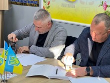 Начальник Сіверської міської військової адміністрації Олексій Воробйов та Великокучурівський сільський голова Василь Тодеренчук підписують меморандум